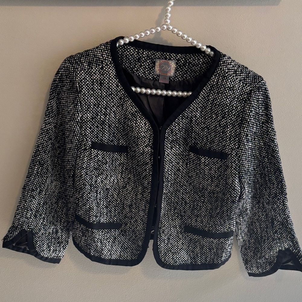 Forever 21 Black and White Textured cropped Blazer size large